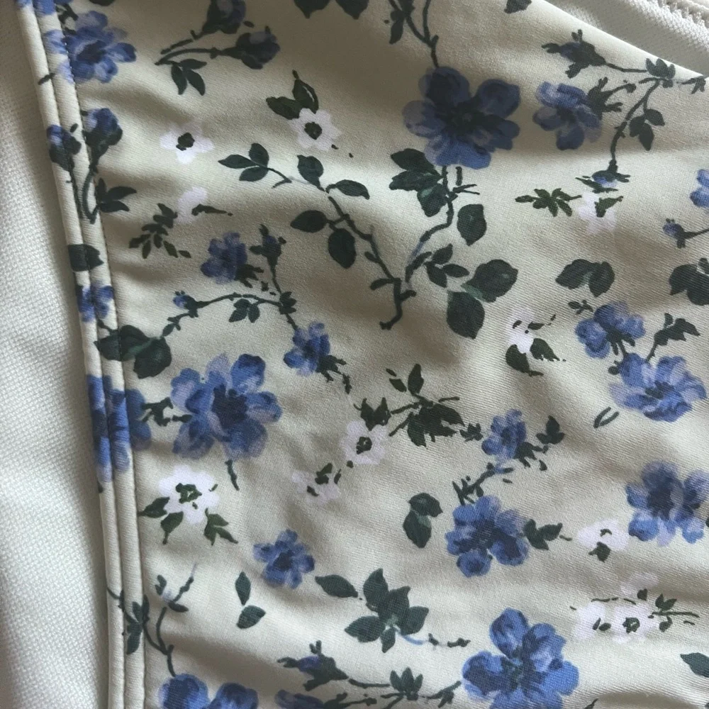{Abercrombie & Fitch} Brand New Mid-Rise High-Leg Moderate Bottoms